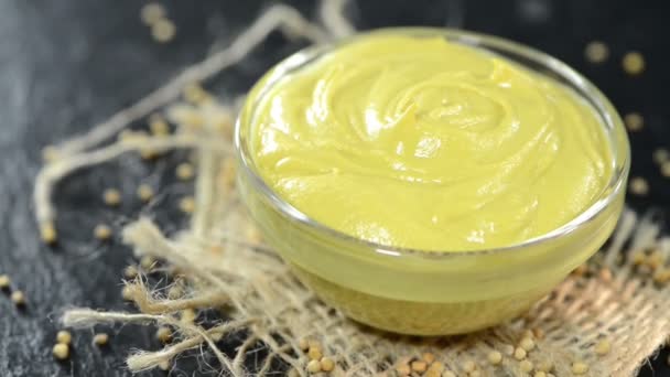 Portion de moutarde dans un bol — Video