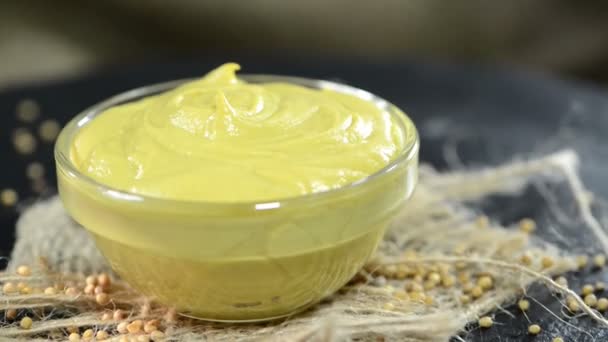 Portion de moutarde dans un petit bol — Video
