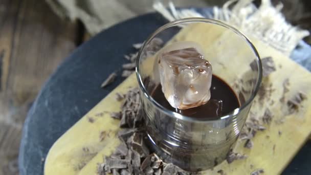Licor de chocolate com cubos de gelo — Vídeo de Stock