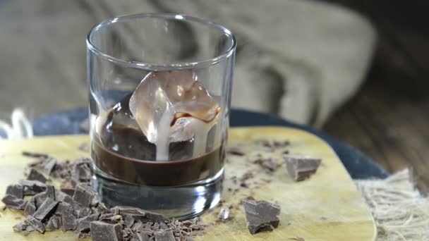 Licor de chocolate com cubos de gelo — Vídeo de Stock