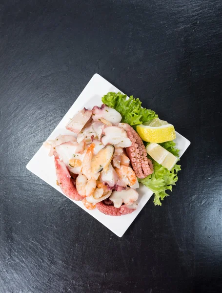 Салат из смешанных морепродуктов — стоковое фото