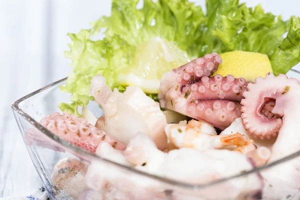 Часть салата с морепродуктами — стоковое фото