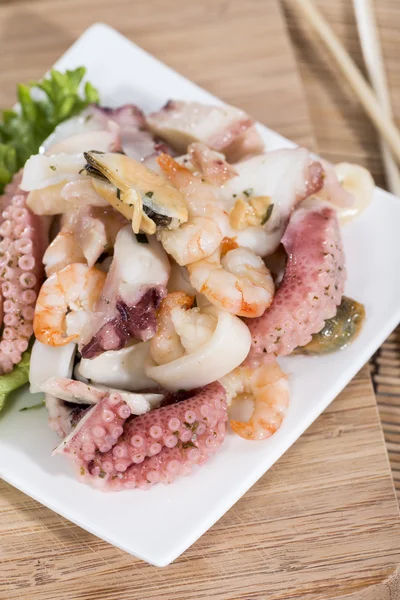 Portion de salade de fruits de mer — Photo