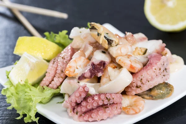 Salade de fruits de mer savoureux — Photo