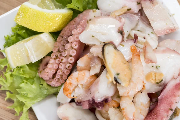 Вкусный салат из морепродуктов — стоковое фото