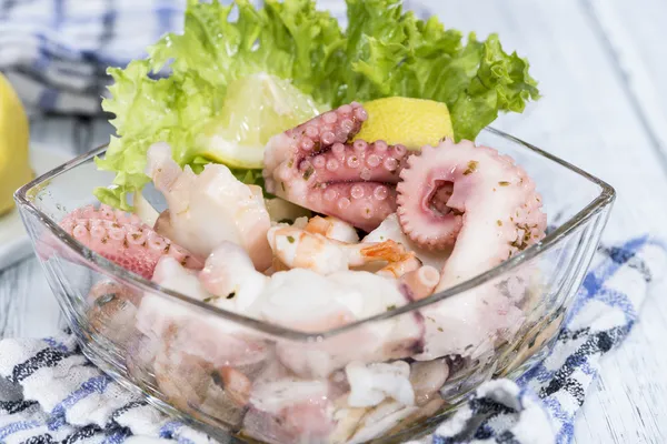 Салат из смешанных морепродуктов — стоковое фото