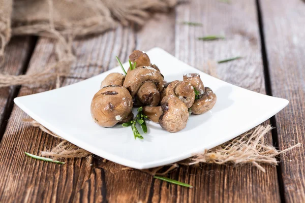 Alcuni funghi in salamoia — Foto Stock