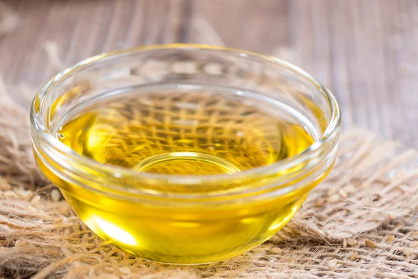 Кунжутное масло в маленькой миске — стоковое фото