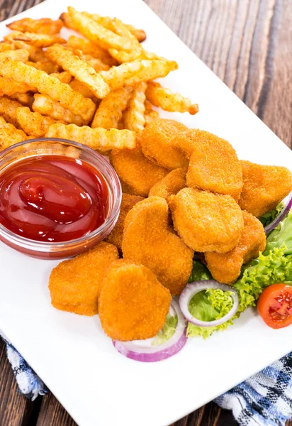 Alguns Nuggets de frango frescos (com batatas fritas ) — Fotografia de Stock