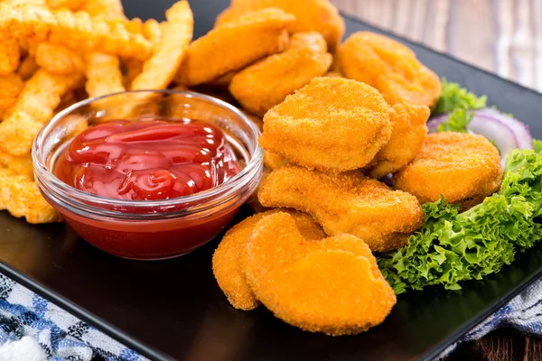 Kyckling nuggets med pommes frites — Stockfoto