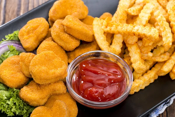 Kyckling nuggets (med chips) — Stockfoto