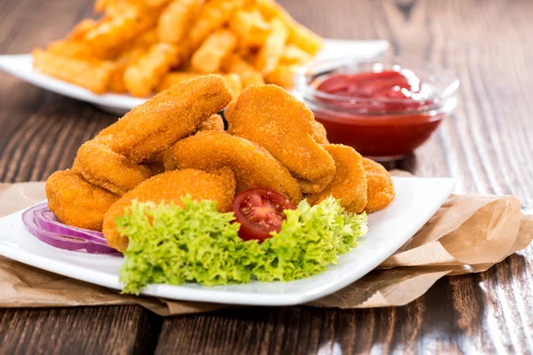 Kipnuggets met frietjes — Stockfoto