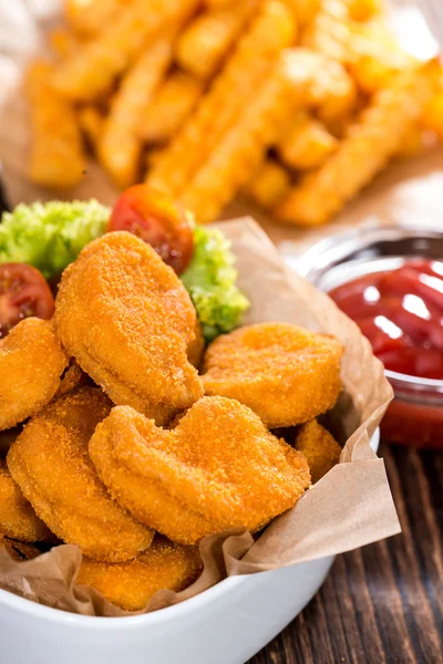 Nuggets de frango com batatas fritas — Fotografia de Stock