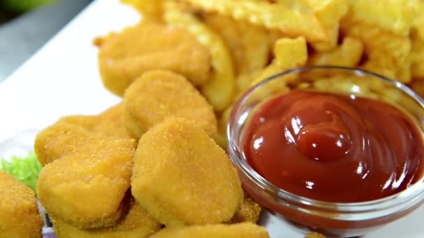 Nuggets de pollo con papas fritas — Vídeo de stock