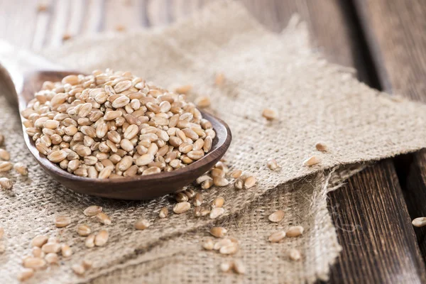 Tarwe granen op houten tafel — Stockfoto