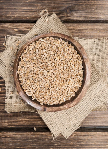 Зерна пшениці на дерев'яному столі — стокове фото