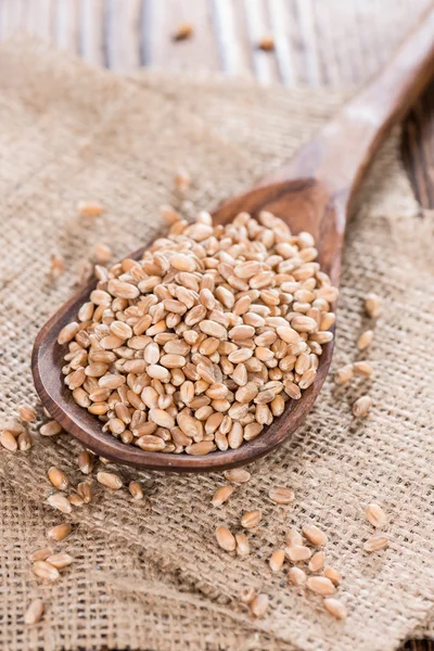 Grains de blé sur table en bois — Photo