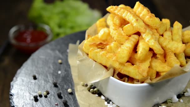 Patatas fritas — Vídeo de stock