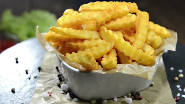 Pommes frites — Stockvideo