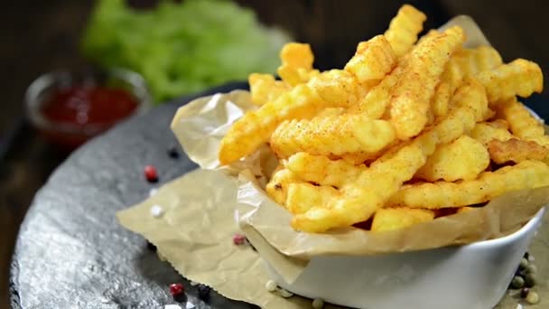 Pommes frites — Stockvideo