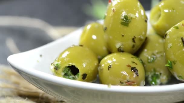 Маринованные зеленые оливки — стоковое видео