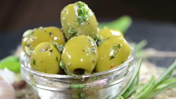 Aceitunas verdes en escabeche — Vídeo de stock