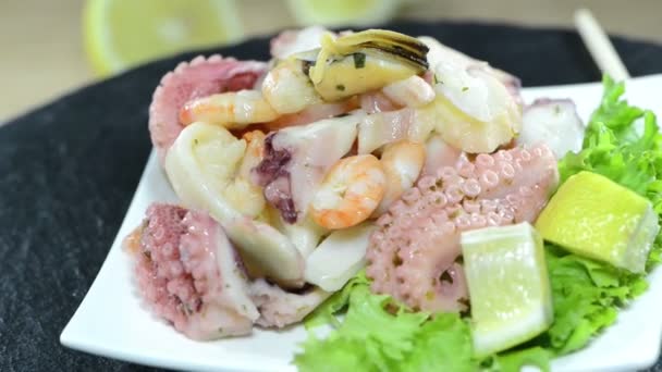 Ensalada de mariscos — Vídeo de stock