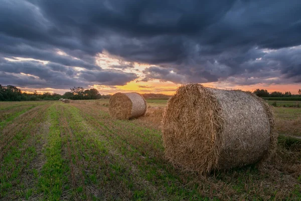 Strohballen Auf Dem Feld Und Wolken Nach Sonnenuntergang Sommerblick — Stockfoto
