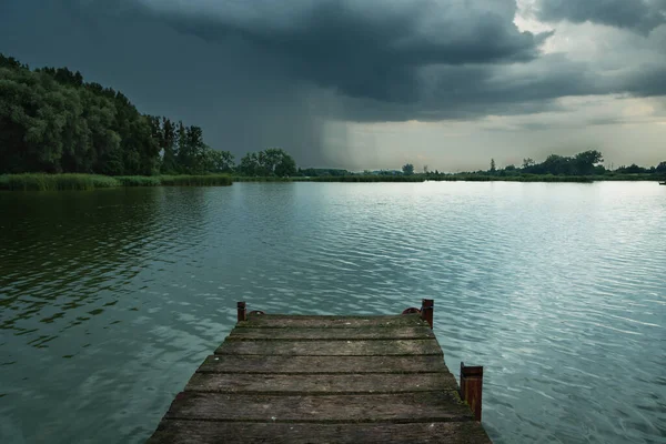 Cais Madeira Direção Lago Uma Nuvem Trovão Stankow Polônia — Fotografia de Stock