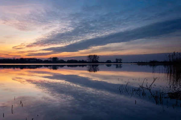 Um espelho reflexo das nuvens noturnas no lago — Fotografia de Stock