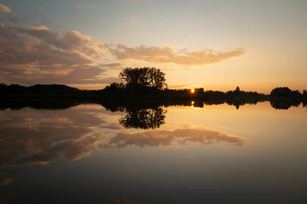 Reflejo Puesta Sol Las Nubes Lago Stankow Lubelskie Polonia — Foto de Stock