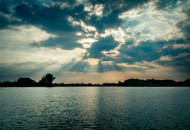 Güneş gölün üzerindeki bulutların ardında, Stankow, Polonya