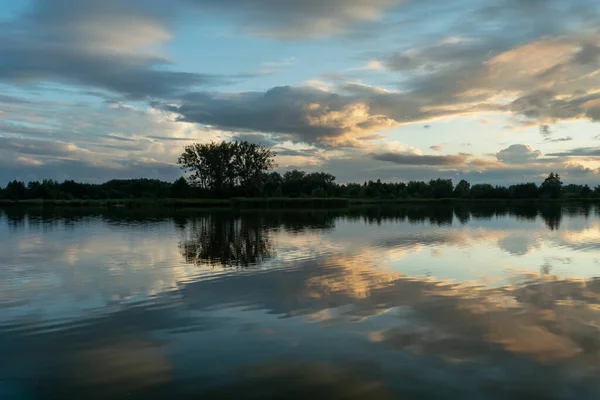 Reflexo Das Nuvens Noturnas Água Lago Stankow Polônia — Fotografia de Stock