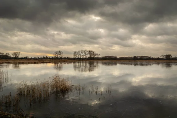 Donkere Wolken Boven Het Bevroren Meer Stankow Polen — Stockfoto