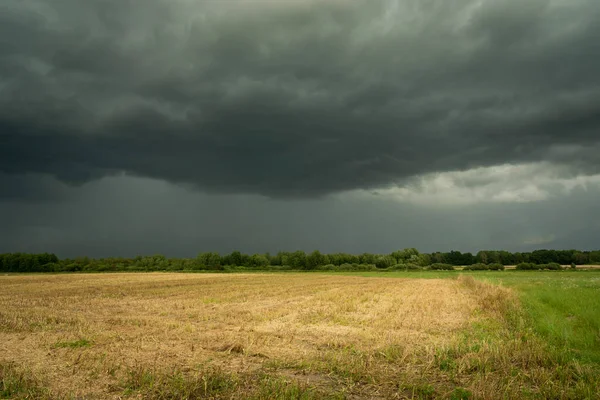 Uma Nuvem Escura Tempestuosa Sobre Campos Dia Verão — Fotografia de Stock