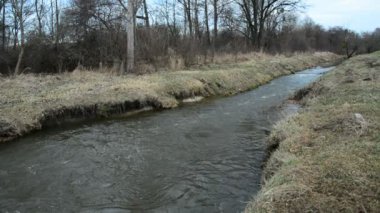 Doğu Polonya 'da Uherka nehri hızlı akar, bulutlu bir gün.