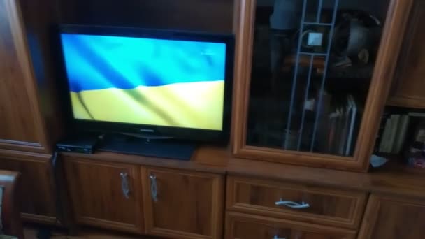 チェルム ルベルスキー ポーランド 2022年2月24日 ウクライナの国旗と国歌の広告休憩中にポーランドのテレビでウクライナとの連帯のジェスチャー — ストック動画