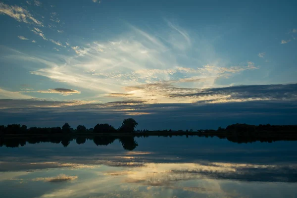 Reflejo de nubes en el agua del lago — Foto de Stock