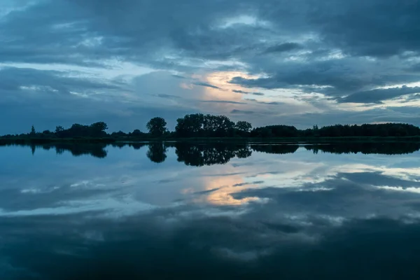 Schilderachtige Wolken Reflecterend Het Water Avonds Uitzicht Stankow Polen — Stockfoto