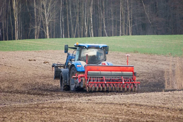 Tarlada Tahıl Ekicili Traktör Yay Manzaralı — Stok fotoğraf