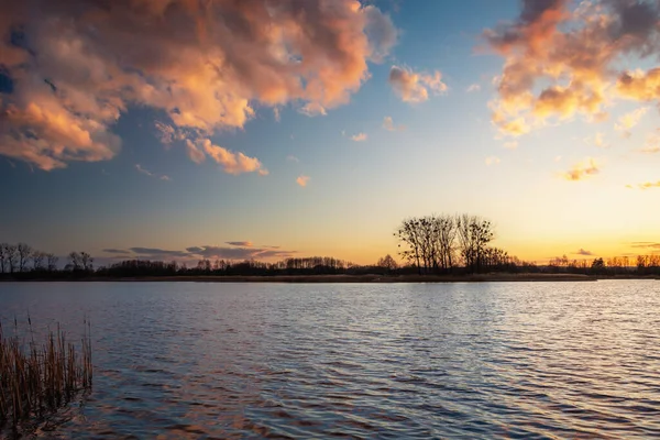 Gölün üzerindeki günbatımından sonra renkli bulutlar, Stankow, Polonya