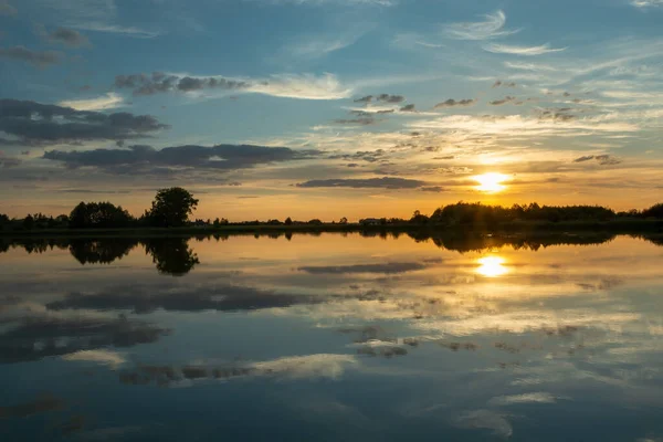 Reflejo Espejo Nubes Tranquilo Agua Del Lago Atardecer — Foto de Stock