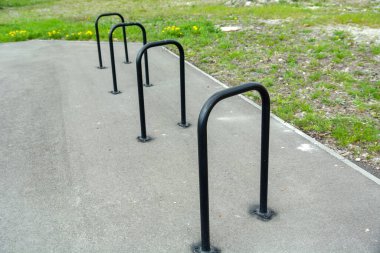 Kentsel alanda boş küçük bisiklet parkı ve yeşil çimenler.