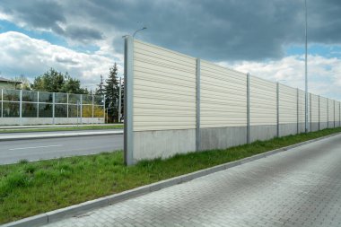 İki yol arasındaki gürültü engelleri ve bulutlu gökyüzü, Chelm, Polonya