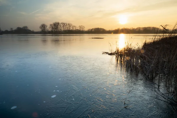 Vista Lago Congelado Durante Pôr Sol Stankow Polônia — Fotografia de Stock