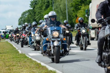 Chelm, Lubelskie, Polonya - 18 Haziran 2022: MotoKropla 2022 için Chelm 'de motosiklet yarışı, şehir sokaklarında sürüş. MotoKropla ücretsiz bir motosiklet etkinliğidir ve ana görevimiz kan bağışlamaktır..