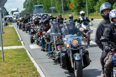 Chelm, Lubelskie, Polonya - 18 Haziran 2022: MotoKropla 2022 için Chelm 'de motosiklet mitingi, şehir sokaklarında sürüş.