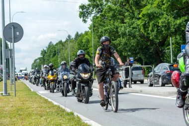 Chelm, Lubelskie, Polonya - 18 Haziran 2022: MotoKropla 2022 için Chelm 'de motosiklet yarışı, şehir sokaklarında sürüş. MotoKropla ücretsiz bir motosiklet etkinliğidir ve ana görevimiz kan bağışlamaktır..
