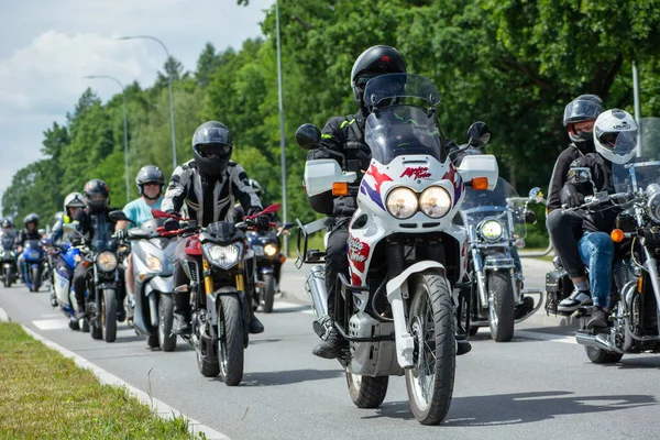 Chelm, Lubelskie, Polonya - 18 Haziran 2022: MotoKropla 2022 için Chelm 'de motosiklet mitingi, kente doğru sürüş