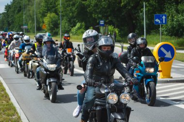 Chelm, Lubelskie, Polonya - 18 Haziran 2022: Chelm 'de MotoKropla 2022' de motosikletçilerin mitingi, motosikletli kadın yolcu.